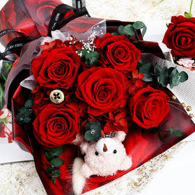 Tobilu bouquet features 5 real roses and hydrangeas, ideal for anniversaries or birthdays.