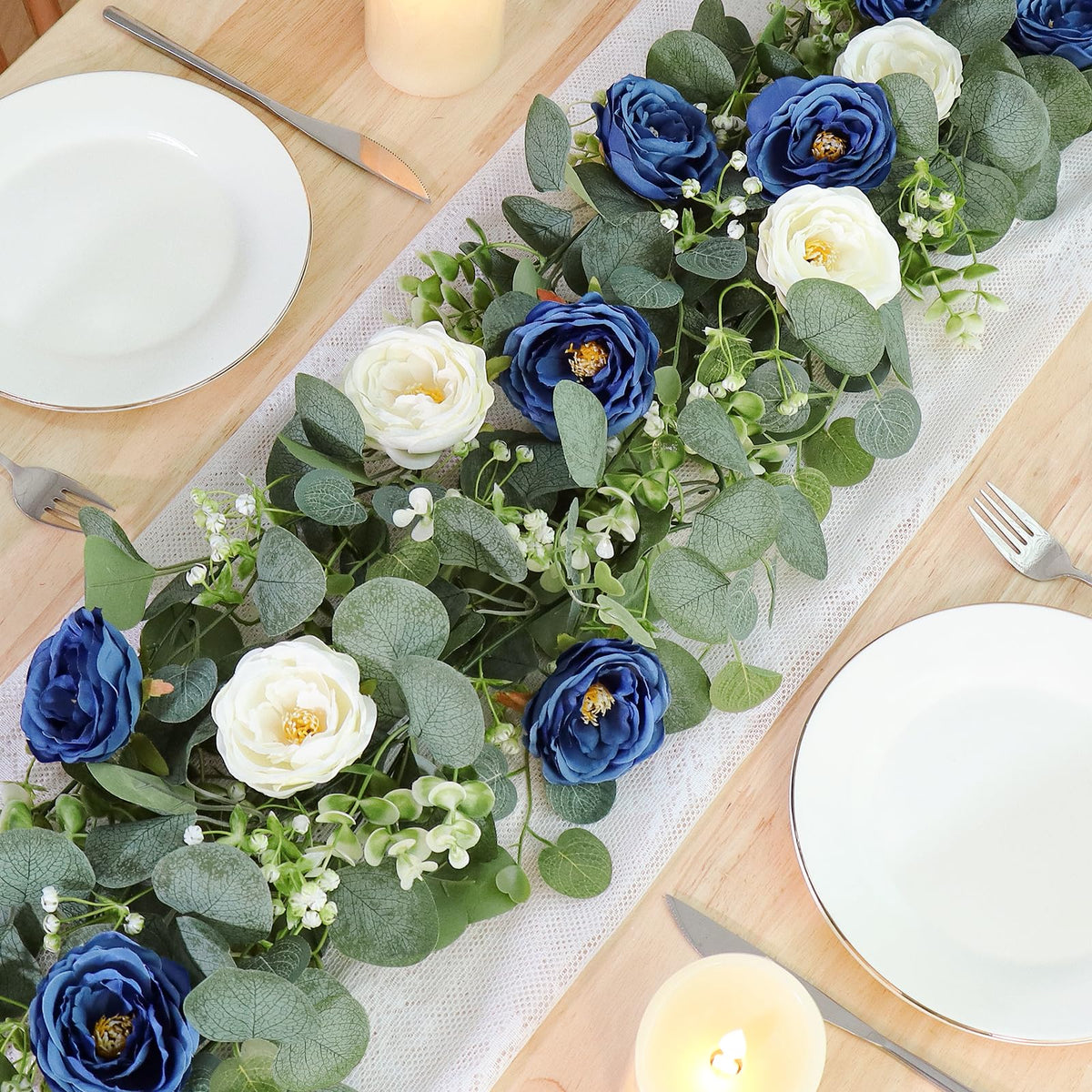TOCHGREEN garland close-up of blue-white roses and gypsophila detail