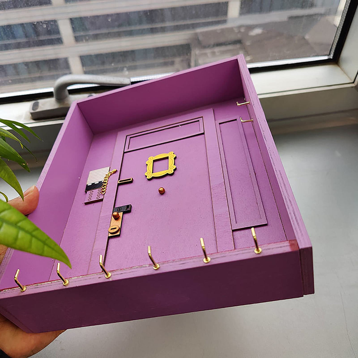 TOIVO Friends key holder keeps sunglasses and small items neatly by the door.