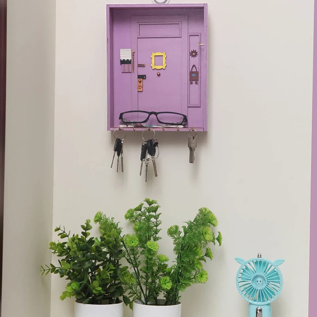 TOIVO Friends key holder close-up shows resin finish and hand-painted detail for durability.
