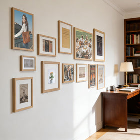 TONES FRAME DESIGN lightweight frame simplifies wall mounting and rearrangement.