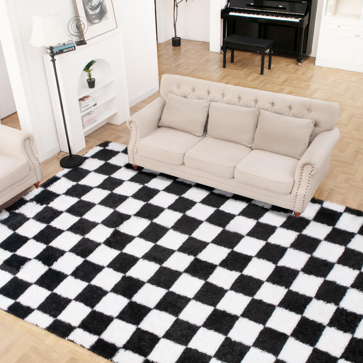 TOOHUB fluffy rug offers cloud-like comfort ideal for bare feet in bedrooms.
