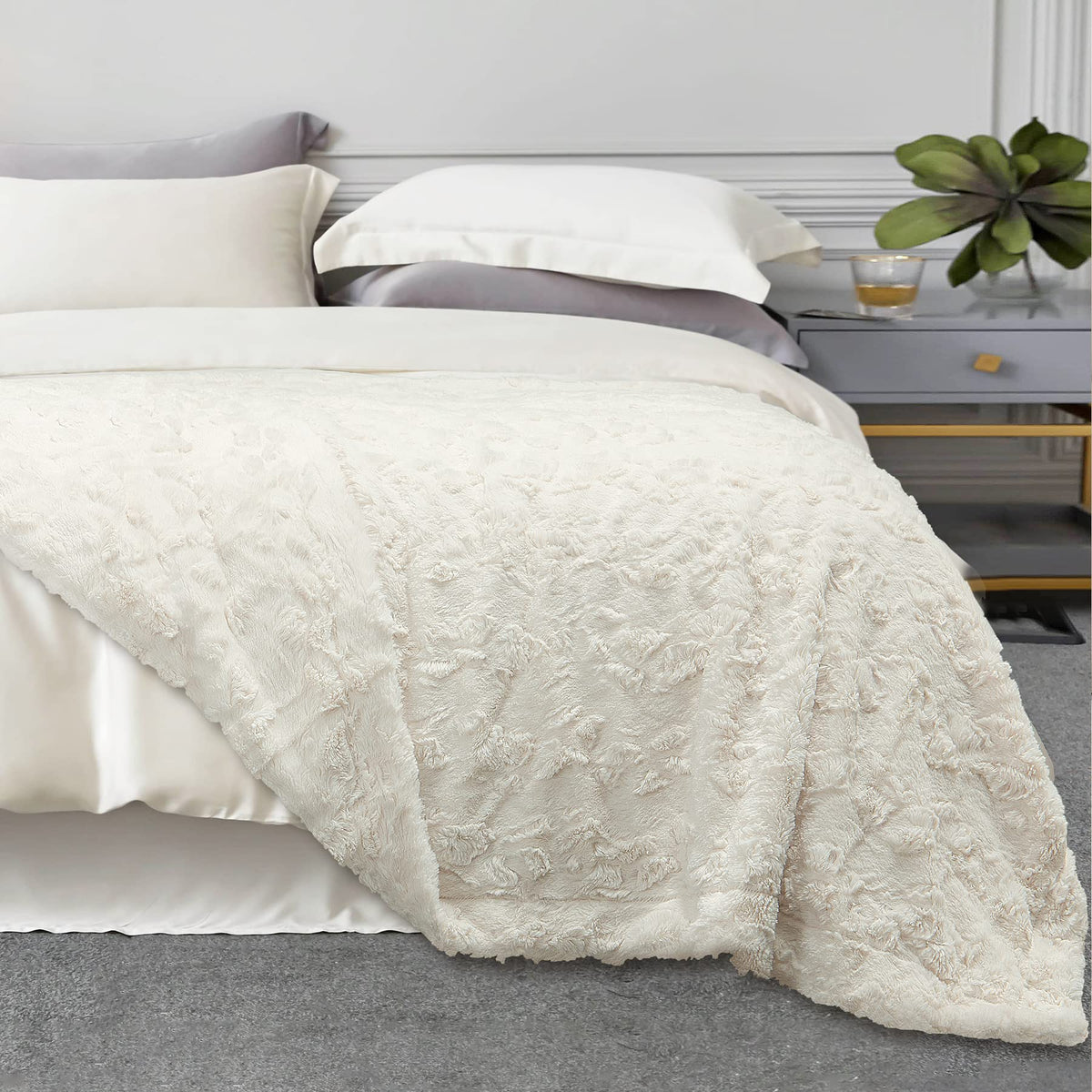 TOONOW 51x67 inch cream throw fits couch, chair, and bed for warmth.