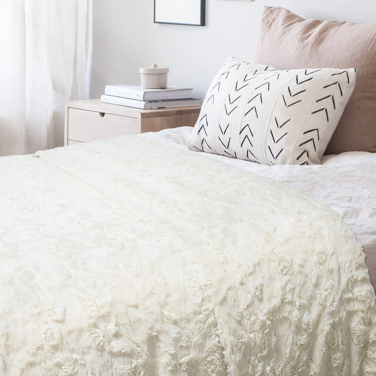 TOONOW cream faux fur throw decor accent with soft texture.