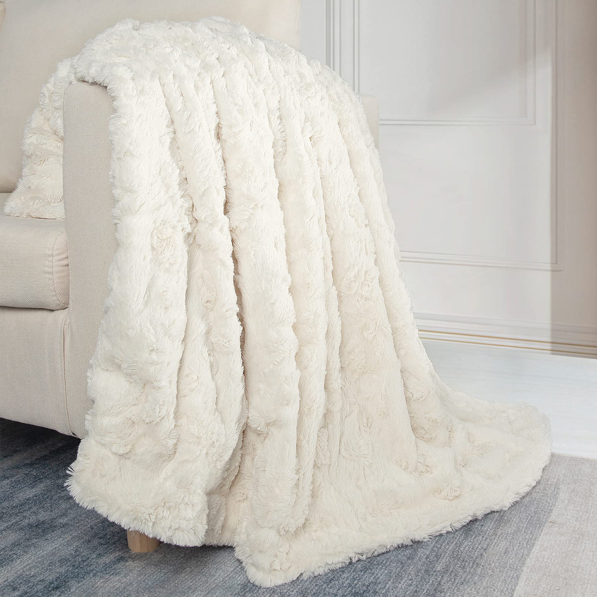 TOONOW faux fur close-up highlights dense plush texture and luxurious feel.
