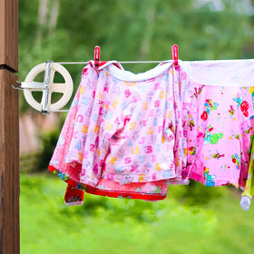 TooTaci rope tightener keeps the line taut for consistent drying.
