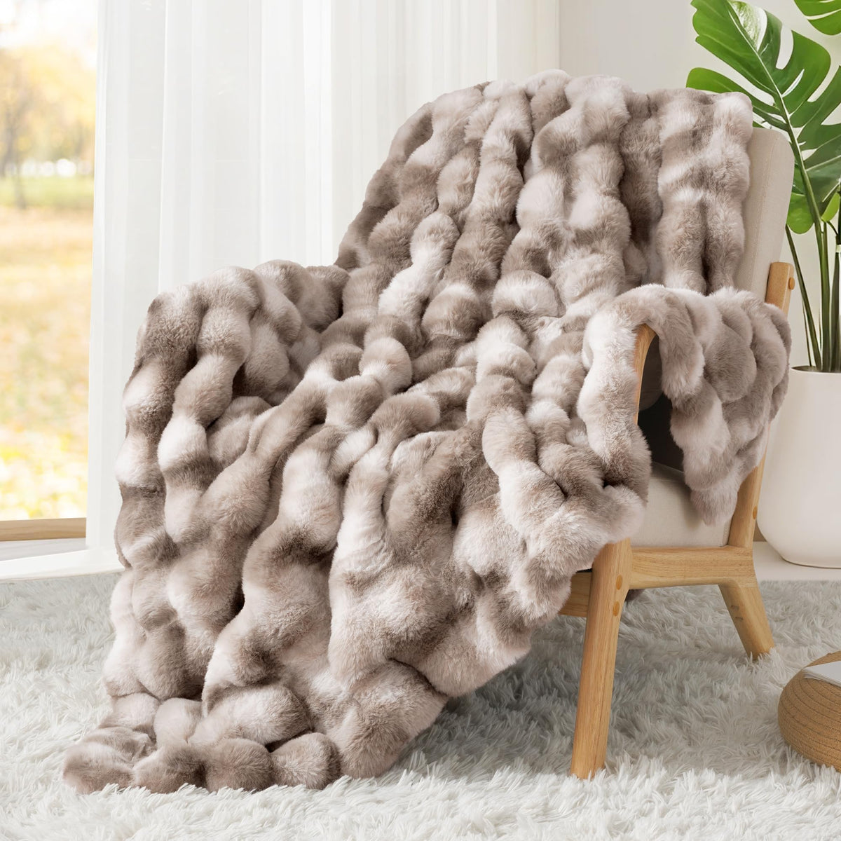 Touchat easy-care blanket is machine washable and quick to dry.