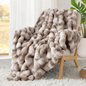 Touchat easy-care blanket is machine washable and quick to dry.