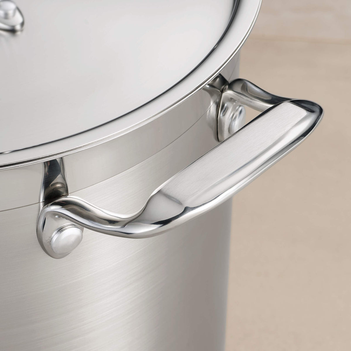 Riveted handles on Tramontina Gourmet stock pot for secure grip
