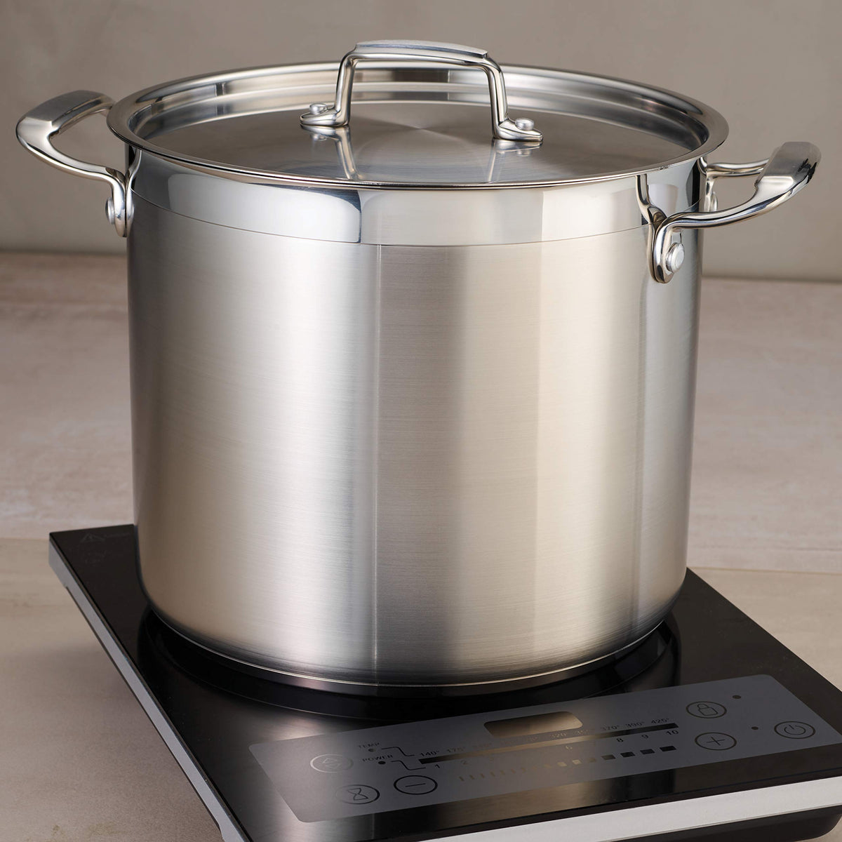 Seafood boil ready in Tramontina Gourmet stock pot