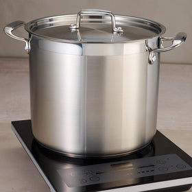Seafood boil ready in Tramontina Gourmet stock pot