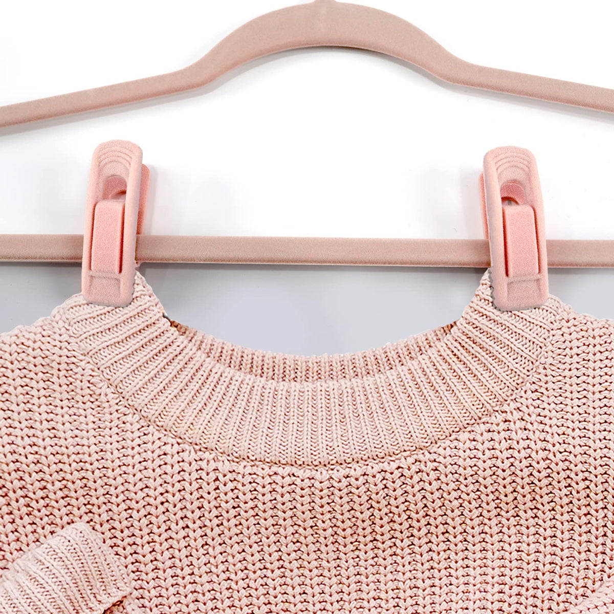 Trgowaul finger clip on hangers prevents snags with a smooth-edge design.