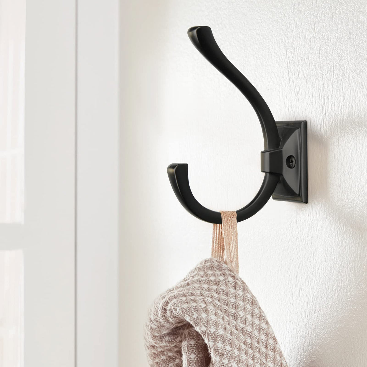 TUNNY packaging-protected design, easy-to-install wall hooks.