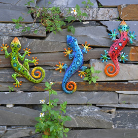 Tuokiuhn outdoor gecko wall decor set enhances yard ambiance.