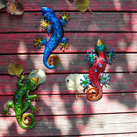 Tuokiuhn lizard wall art installation on outdoor wall or fence.