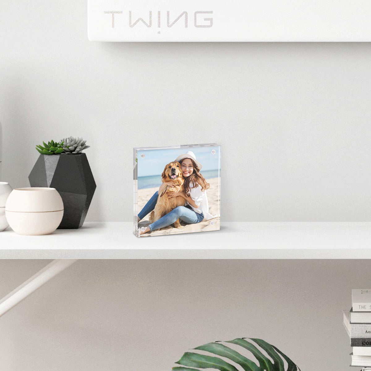 TWING plexiglass edge close-up illustrating clear, durable surface