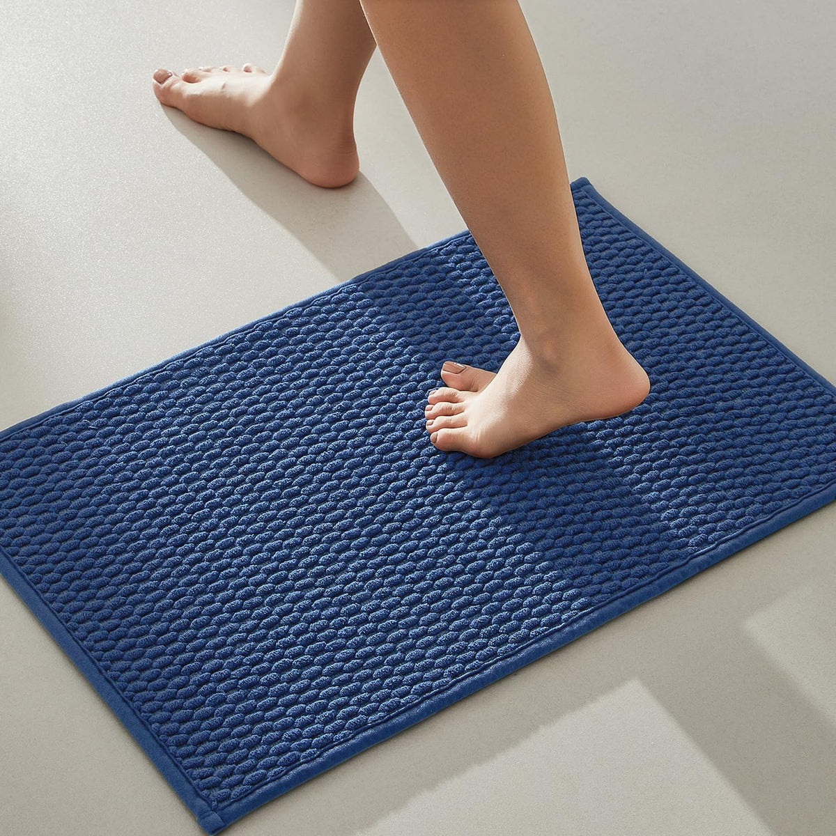 TYUU bathroom rug non-slip, navy color, keeps feet secure on slick bathroom floors.