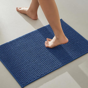 TYUU bathroom rug non-slip, navy color, keeps feet secure on slick bathroom floors.