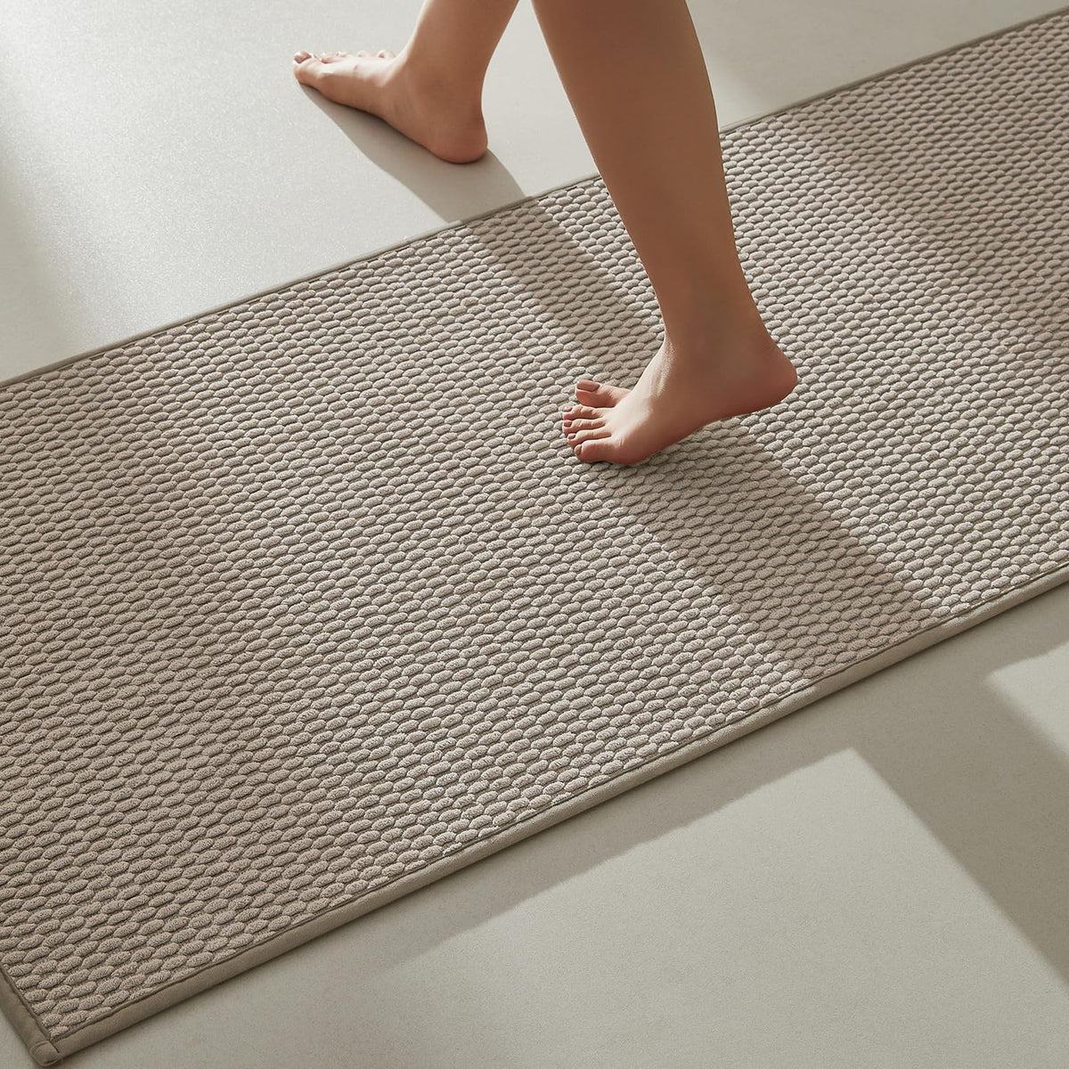TYUU bathroom runner rug quick-dry fiber close-up for soft absorbent feel.