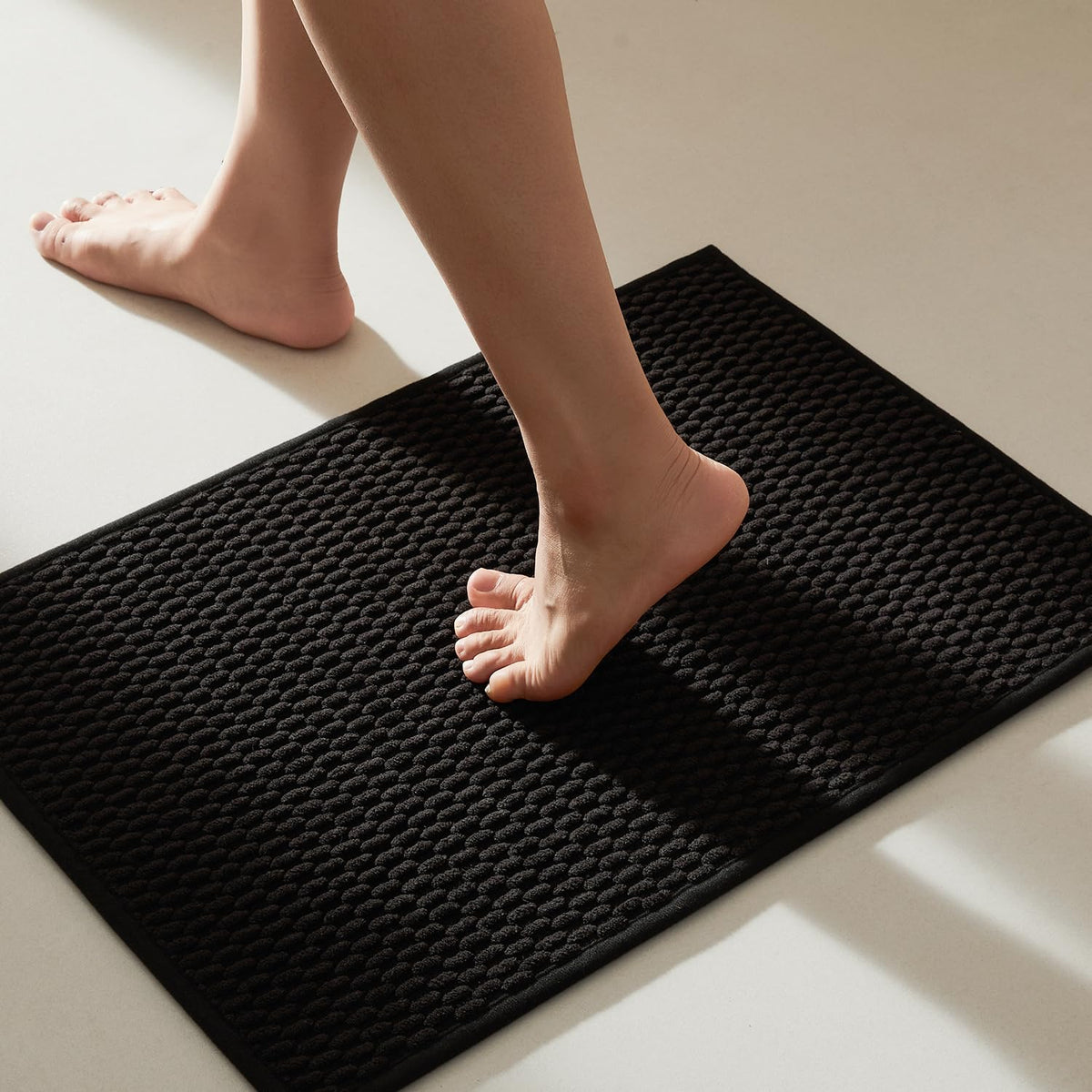 TYUU black bath rug with non-slip backing for safer spaces
