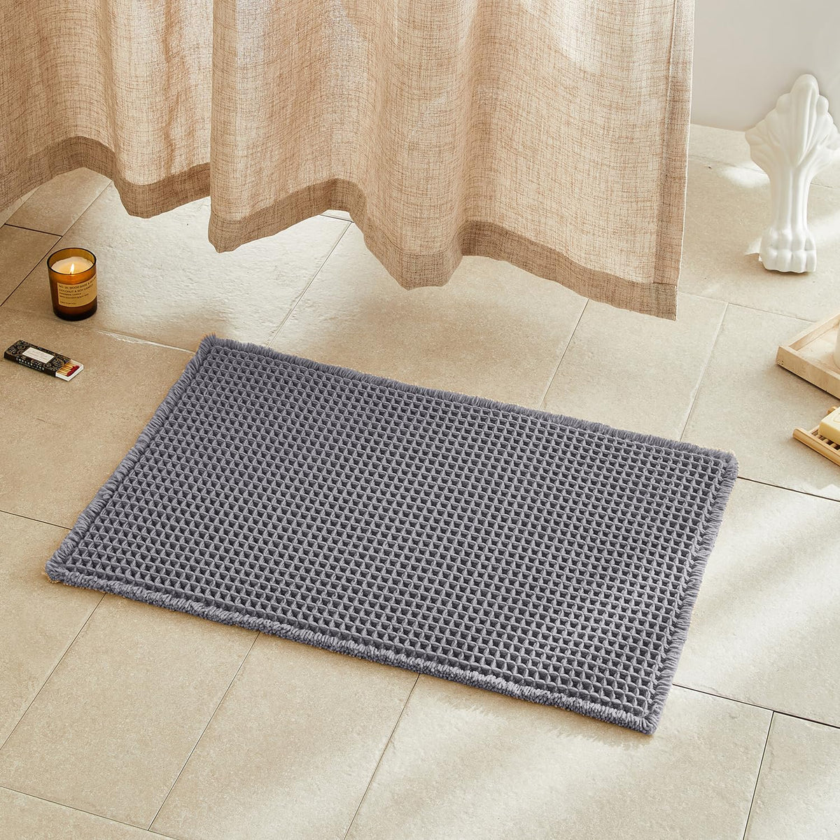 TYUU waffle bath mat in grey with plush texture for quick water absorption.