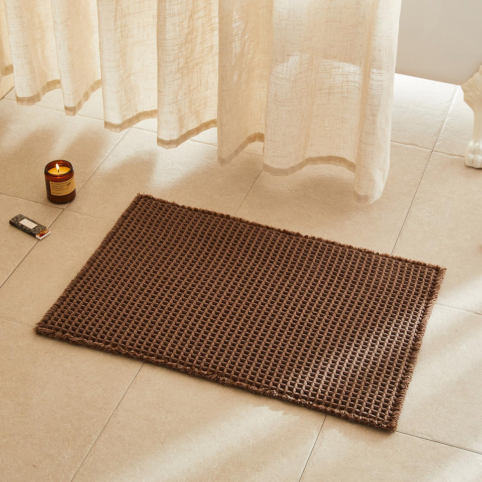 TYUU waffle bath mat mocha closeup shows plush waffle texture for quick absorption