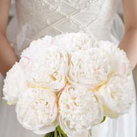 U'Artlines meeting room decor using realistic silk peonies for calm ambiance.