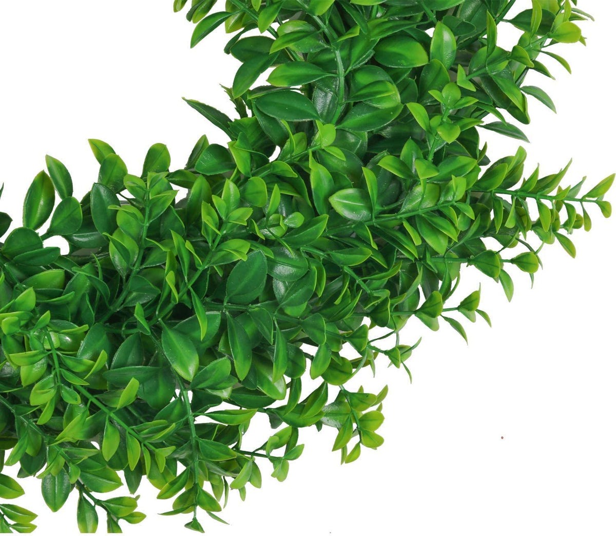 U'Artlines durable plastic wreath close-up highlights easy maintenance and realistic texture.