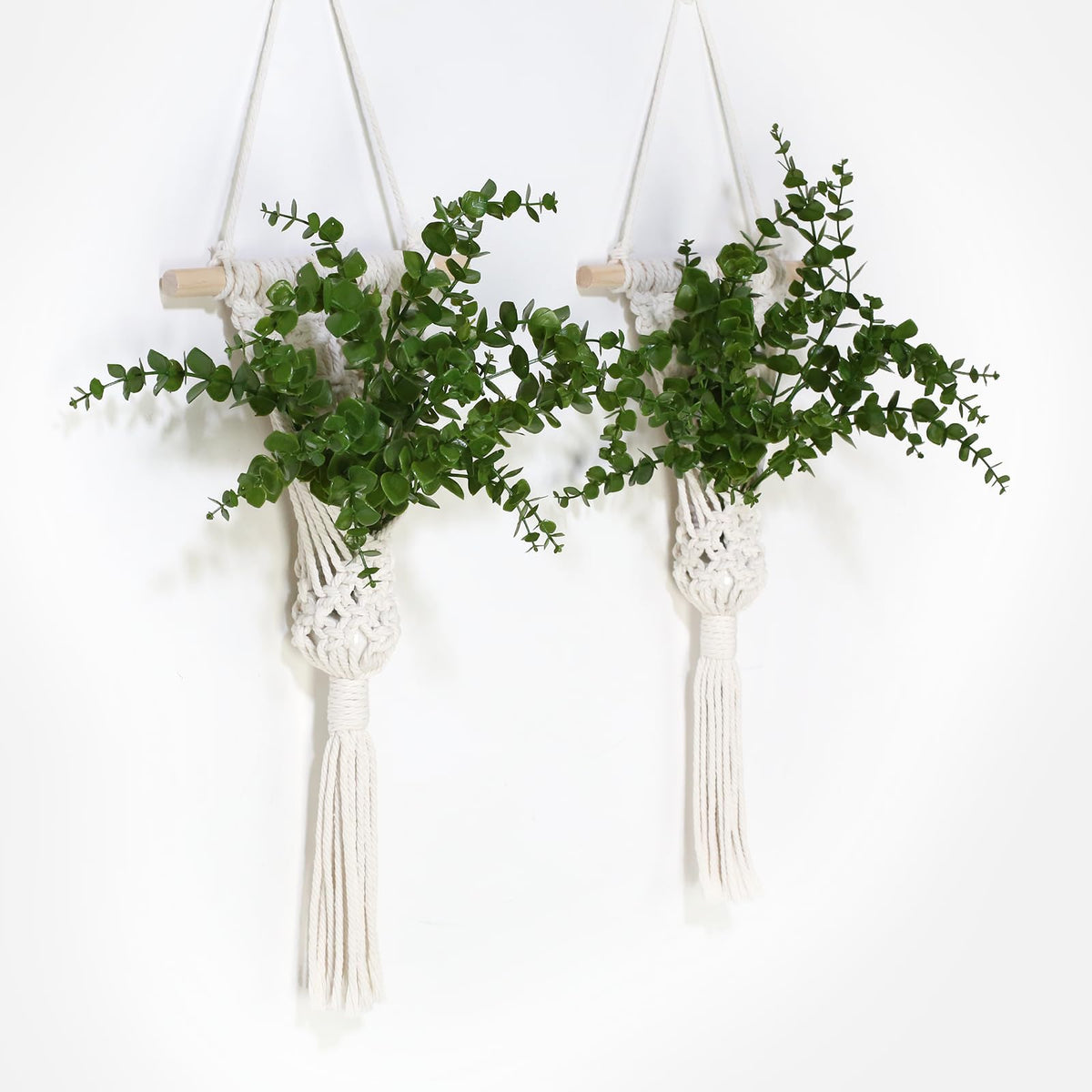 UBOSU macrame wall hanging with LED lights in green, adds warm ambience to living spaces.