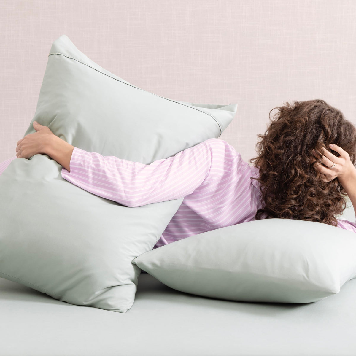 UGG Hedi fitted sheet with 16-inch pockets secures the mattress.