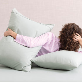 UGG Hedi fitted sheet with 16-inch pockets secures the mattress.