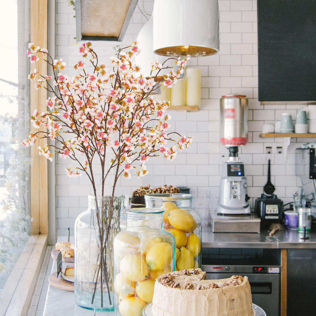 Outdoor spring decor idea with Uieke blossoms
