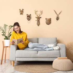 UITWMKTG deer head wall decor in gold provides a modern, elegant touch.