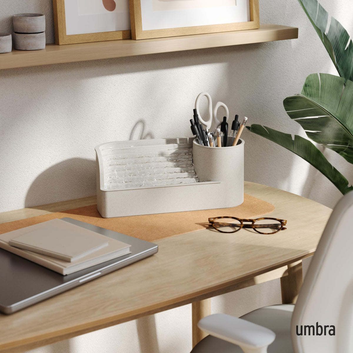 Umbra Stream on desk showing adjustable water flow via MAX/MIN indicators.