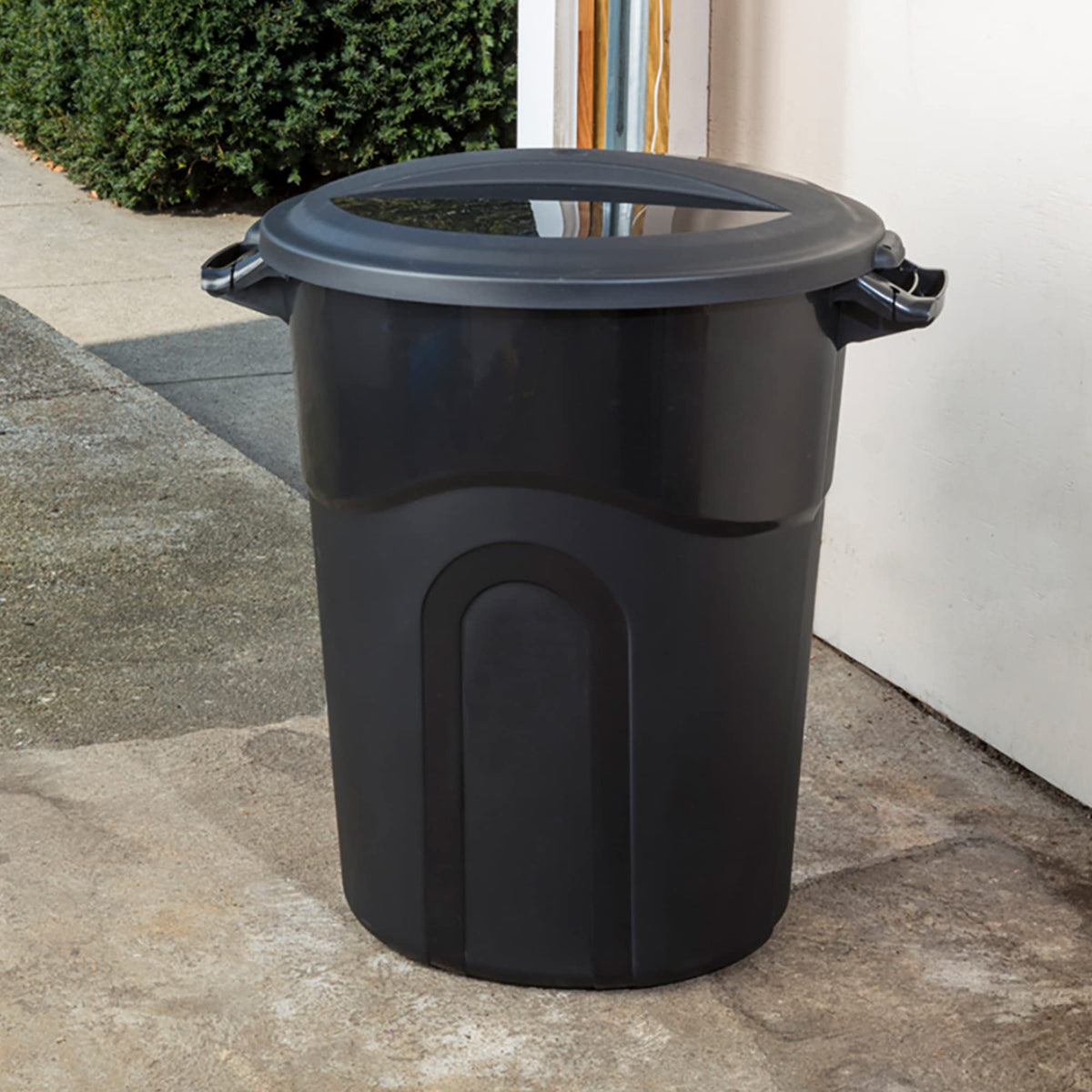 United Solutions 20-gallon waste container shown with bags for easy replacement.