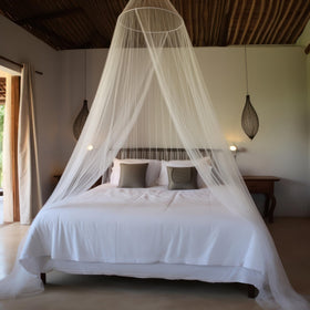 Universal Backpackers mosquito net made of 256-mesh polyester for durability.