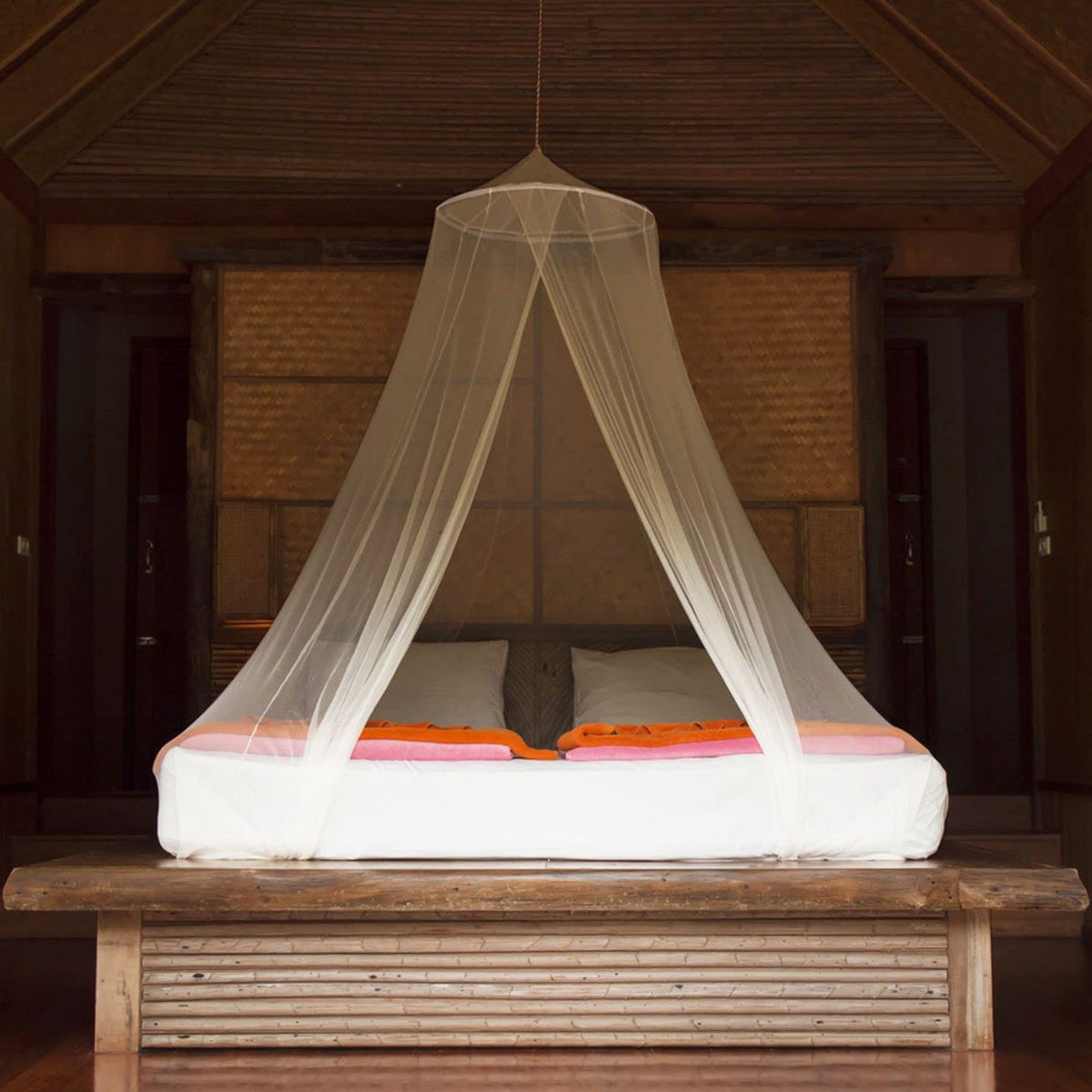 Universal Backpackers mosquito net weighs 0.8 lb for quick, simple setup.