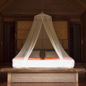 Universal Backpackers mosquito net weighs 0.8 lb for quick, simple setup.