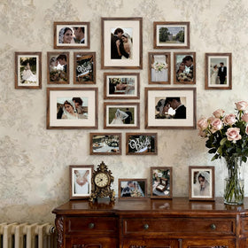 Upsimples collage frame set supports tabletop use and wall mounting.