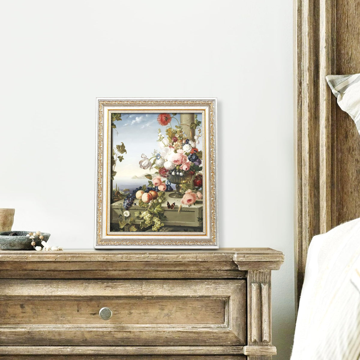 Upsimples vintage frame with white and gold finish for elegant shelf display