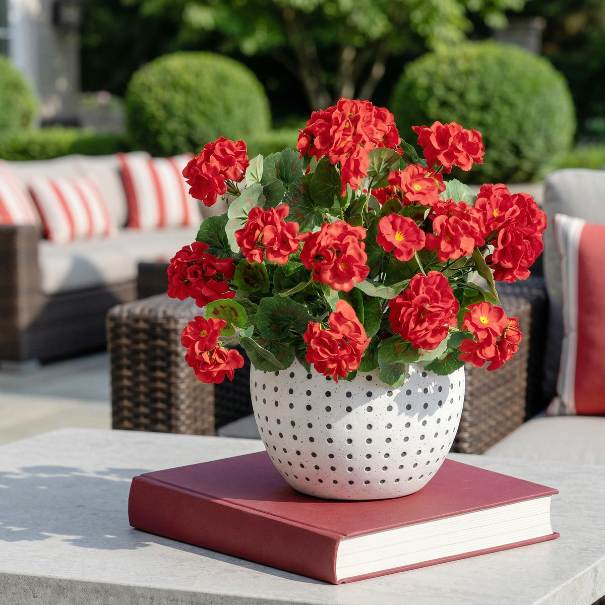 Uqueeten geranium dust-cleaning-friendly option keeps color vibrant with little effort.