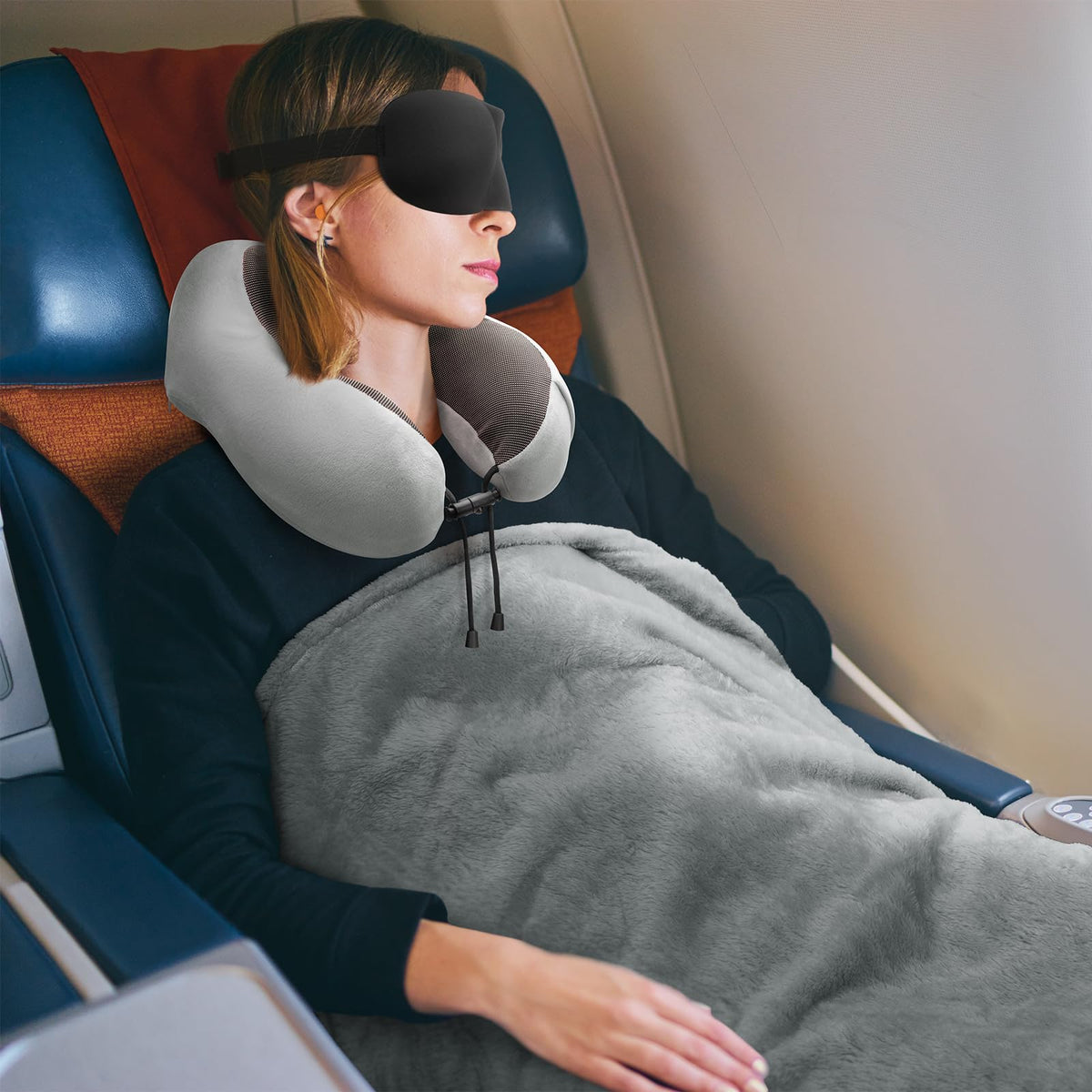 urnexttour travel set packaging shows all-in-one comfort.