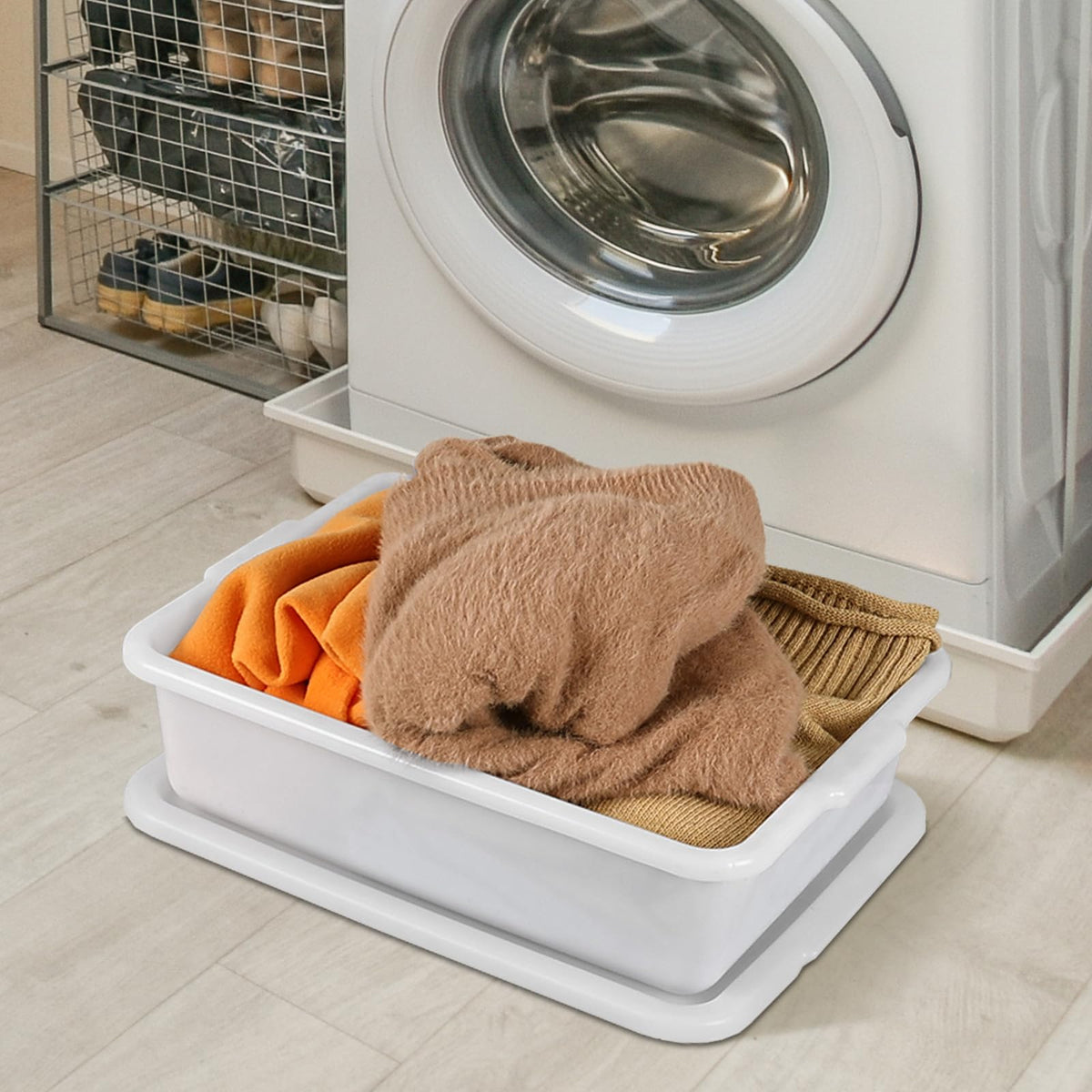 Utiao bus tub with smooth surface for easy cleaning after use.