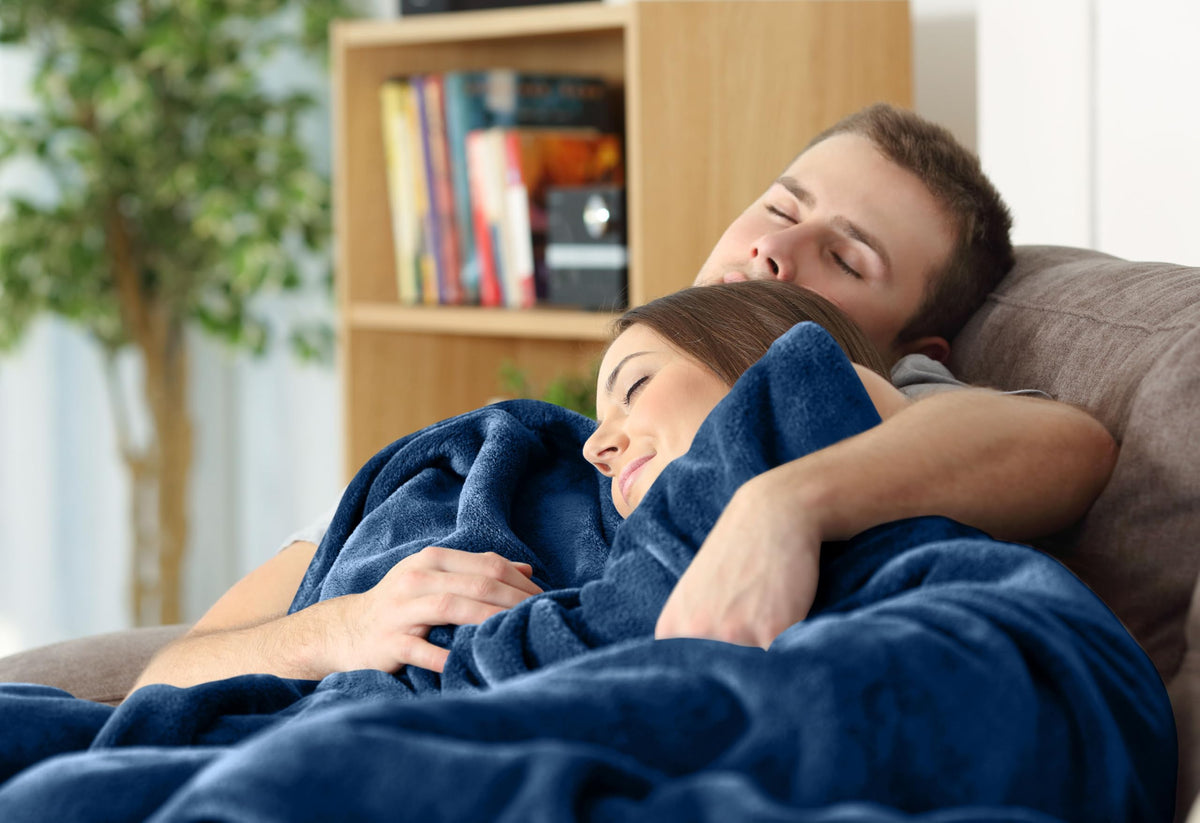 Utopia Bedding fleece blanket with reinforced stitching detail