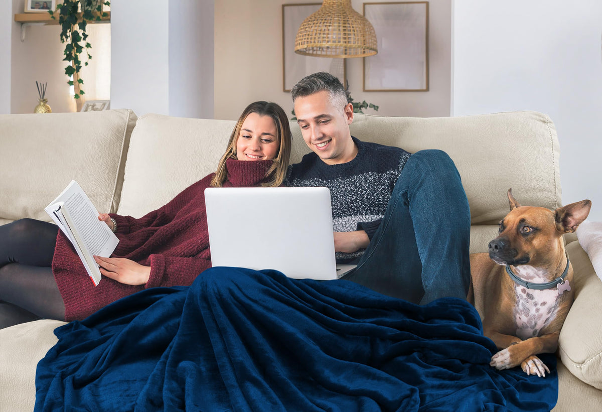 Utopia Bedding fleece blanket navy anti-static finish helps reduce cling during use.