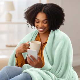 Utopia Bedding fleece blanket reinforced-hem close-up showcases durable stitching and long-lasting use.