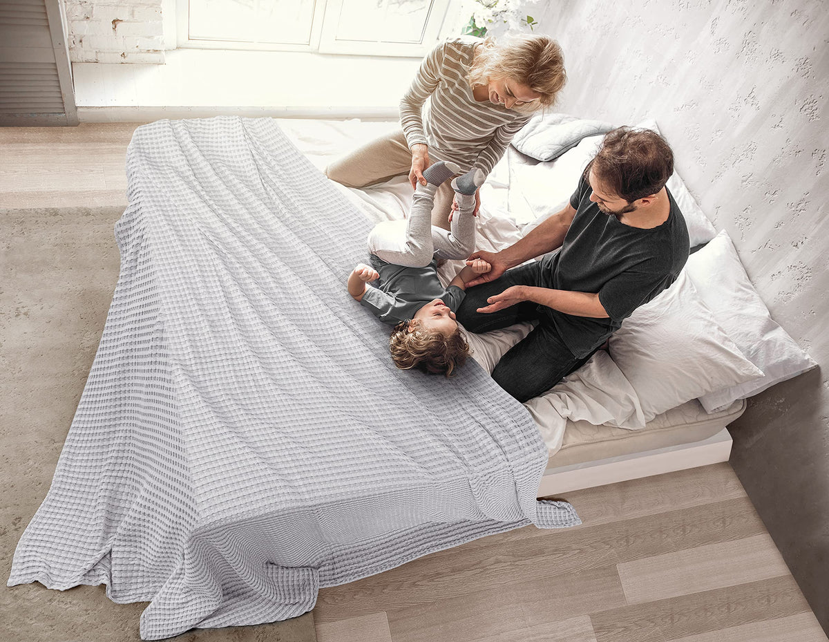 Outdoor-ready vibe of Utopia Bedding waffle blanket, suitable for picnics.