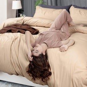 Seven knot ties help keep the comforter in place for neat bedding