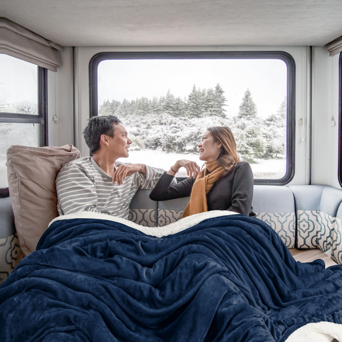 Utopia Bedding Sherpa Blanket stitching detail emphasizes durable 2-inch hem and double-needle construction.