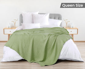 Utopia Bedding waffle blanket on bed demonstrates cozy, lightweight warmth.